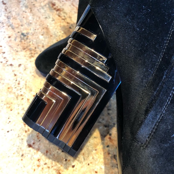 Like New AUTHENTIC LOUIS VUITTON ‘Monumenta’ Velvet Boots MA0137 €950 - Picture 6 of 11